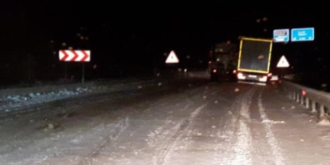 Kar küreme aracı kaza yaptı, yol bir süre trafiğe kapandı