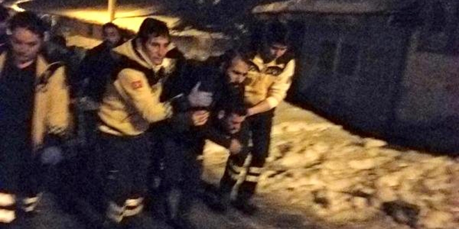 Ambulans dar sokağa giremeyince yaralıyı sırtında taşıdı
