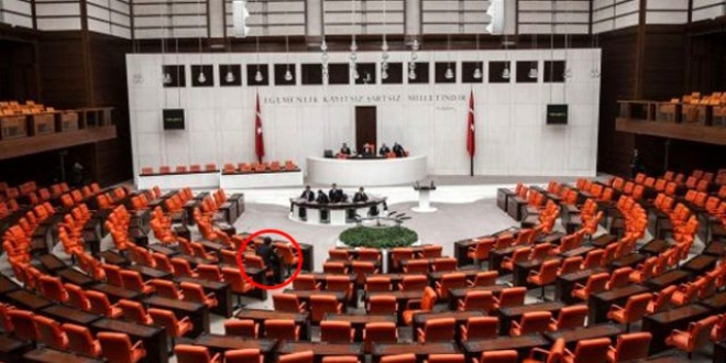 Meclis'te tek başına! Sosyal medya bu kareyi konuşuyor
