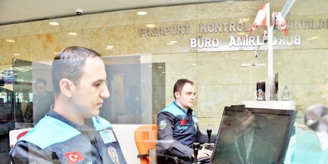 Turkuaz yelekli pasaport polisleri, hizmet vermeye balad