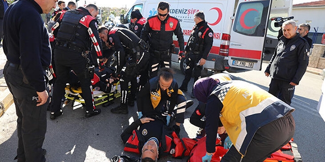 Lastiine parlatc sklan motosiklet devrildi: 2 polis yaral