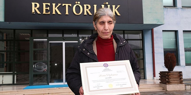 50 yaşındaki görme engelli Süheyla'nın diploma sevinci
