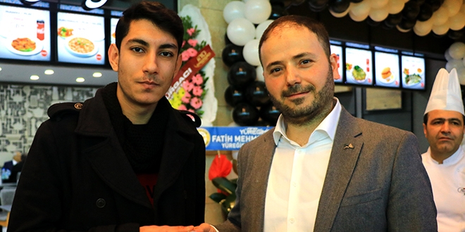 1 dakikada 20 yaprak sarma yiyip yarım altın kazandı