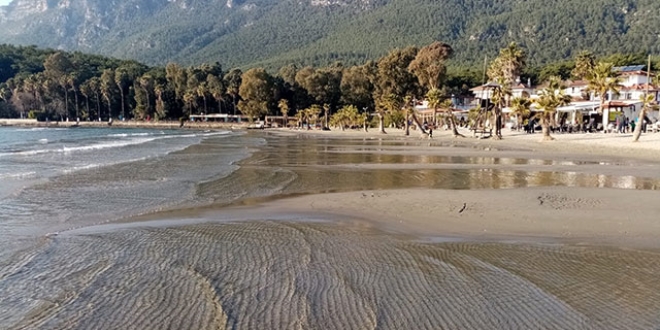 Görenler şaştı kaldı! Deniz suyu 30 metre kadar çekildi