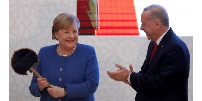 Erdoan hediye verince Merkel ok mutlu oldu