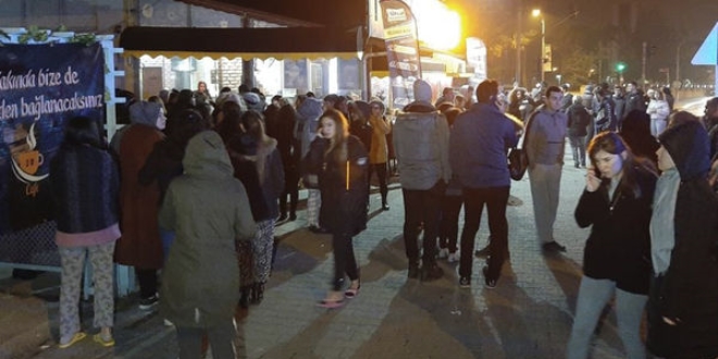 Malatya halk geceyi sokakta geiriyor