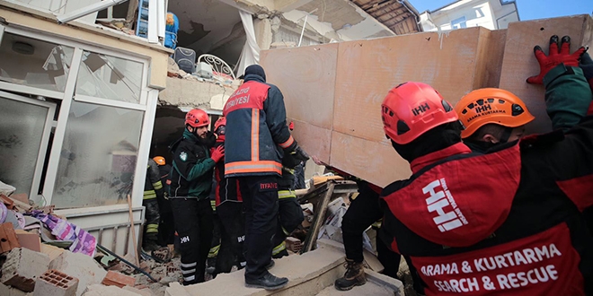 İHH, 315 kişilik ekiple deprem bölgesinde