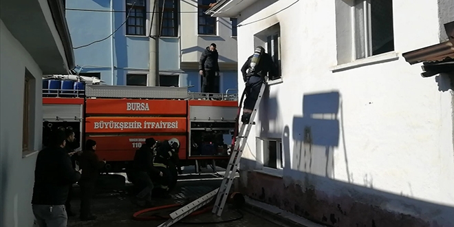 Yangına müdahale eden itfaiyecinin başına merdiven düştü