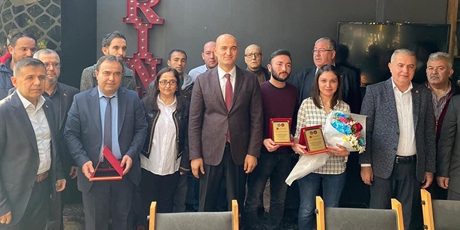 Kalbi duran bebeği hayata döndüren sağlık ekibine plaket