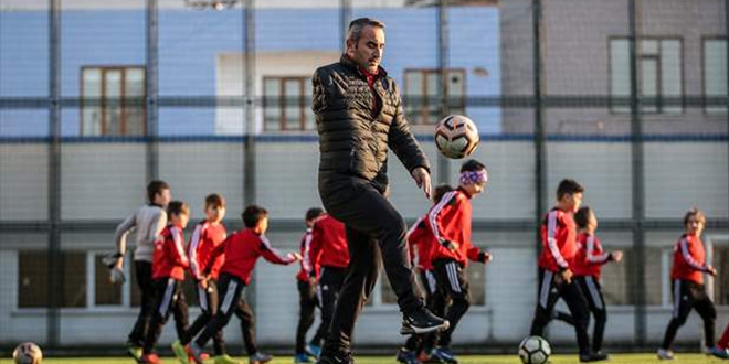 Tek koluyla geleceğin futbolcularını yetiştiriyor