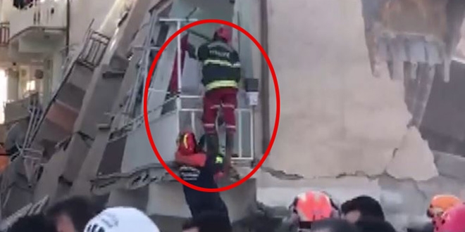 İtfaiye erleri, Türk bayrağını enkaz altında bırakmadı