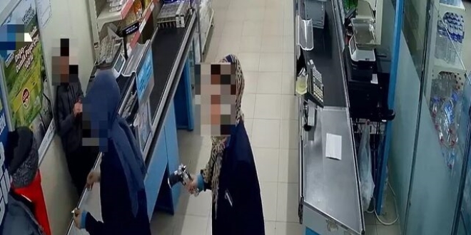 Polis, maskeli silahlı soyguncuyu gözlerinden tespit etti