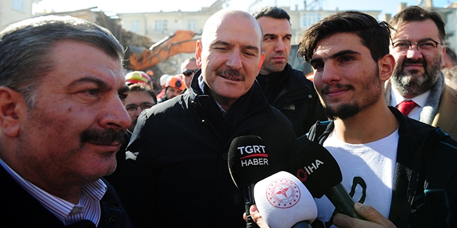 Suriyeli Mahmut, Bakanlar Soylu ve Koca ile enkazda görüştü