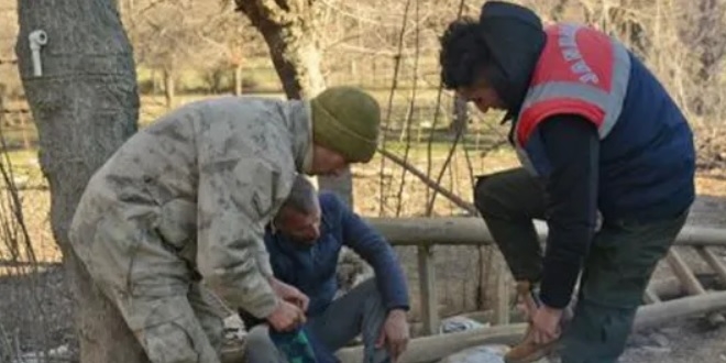 Elazığ'da duygulandıran olay! Asker üşüyen depremzedeye kendi çorabını verdi
