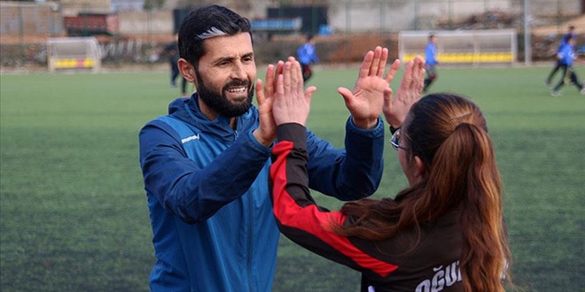 Mustafa öğretmen öğrencilerine sporla umut aşılıyor