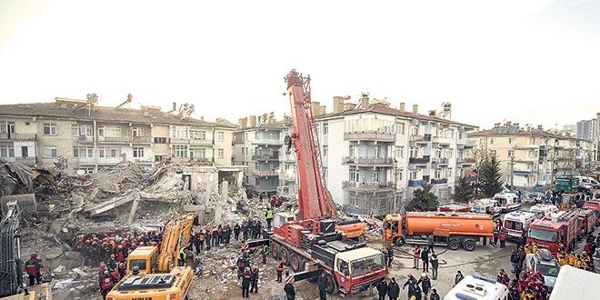 Yapı denetimden geçen bina ayakta kaldı
