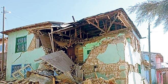 Köy göz göre göre yıkılmış