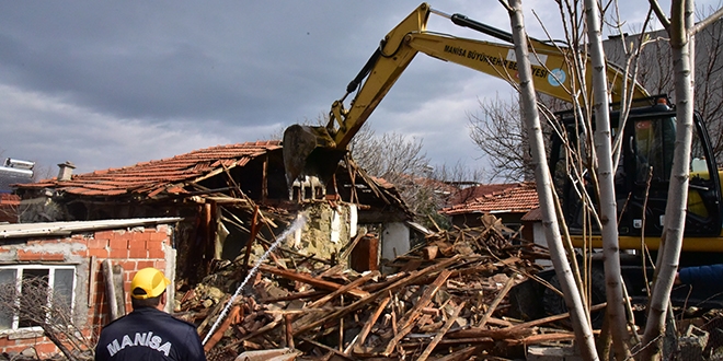Manisa Valiliği: 4 ilçede 275 ağır hasarlı yapı var