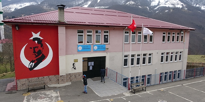 Trabzon'da bir okul çatlaklar nedeniyle boşaltılıyor