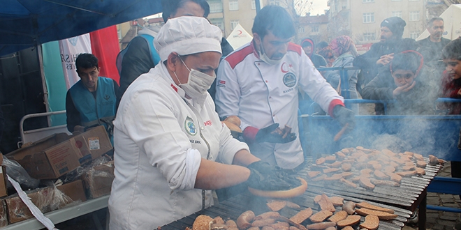 Festival iptal edildi, 1 ton sucuk Elazığ'da depremzedelere ikram edildi