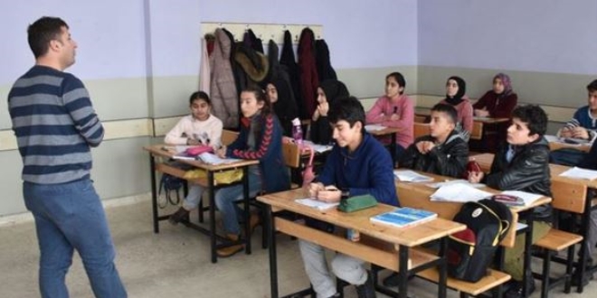 Tatil yapmak yerine öğrencileri sınavlara hazırlıyorlar