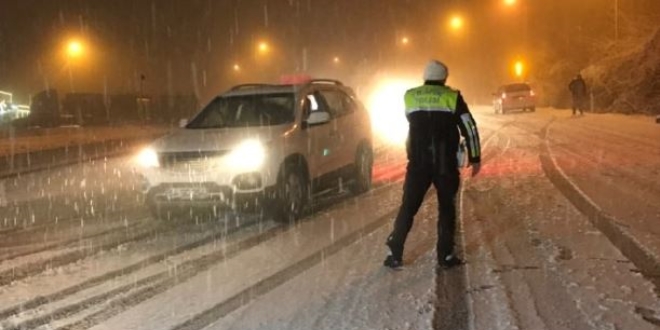 Bolu Dağı kara yolu yoğun kar nedeniyle trafiğe kapatıldı