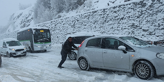 Bitlis'te yüzlerce araç yolda kaldı