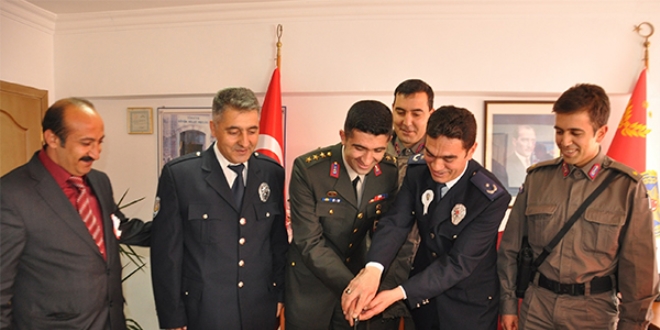 Türk Polis Teşkilatı ve Jandarma'dan karşılıklı jest: Birlikte daha güçlüyüz