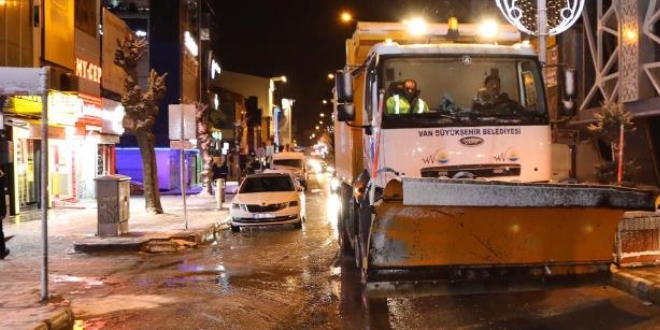 Van Büyükşehir Belediyesi kar yağışıyla birlikte çalışmalarına başladı