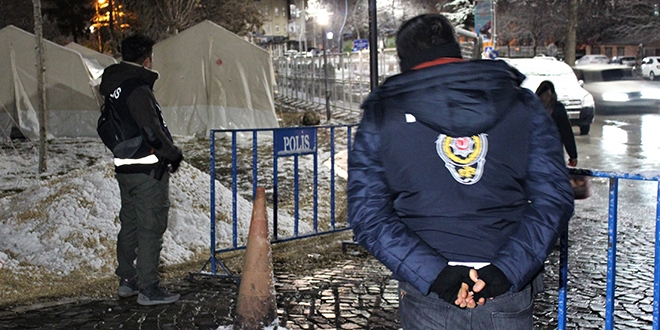 Depremin vurduğu Elazığ'da 2 bin polis 7/24 görevde