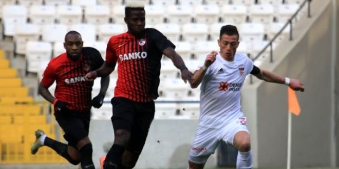 Lider Sivasspor, Gaziantep'te dağıldı