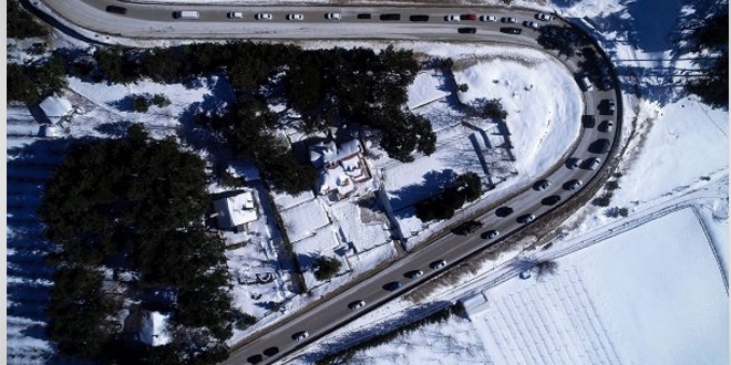 Uludağ'da 25 km tatilci kuyruğu