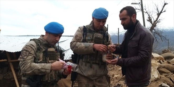 Elazığ Jandarma enkazda bulduğu ziynet eşyalarını sahibine ulaştırdı