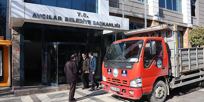 Depremin ardından 40 yıllık Belediye binası taşınmaya başladı