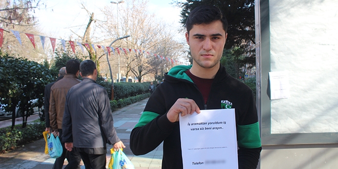 İş arayan gençten ilginç afiş! Siz beni arayın