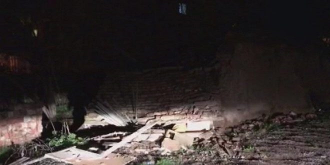 4.8'lik depremde metruk bir bina çöktü