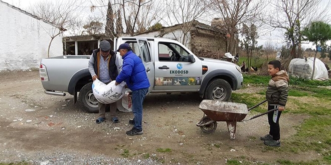 Leyleği ilk gören minik Enes, un çuvalını kaptı