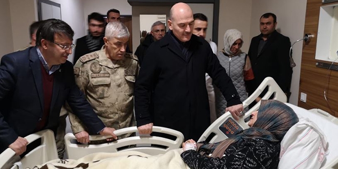Bakan Soylu, çığ altından kurtarılan yaralıları ziyaret etti