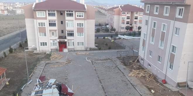 Kayseri'de şiddetli rüzgar çatıları uçurdu