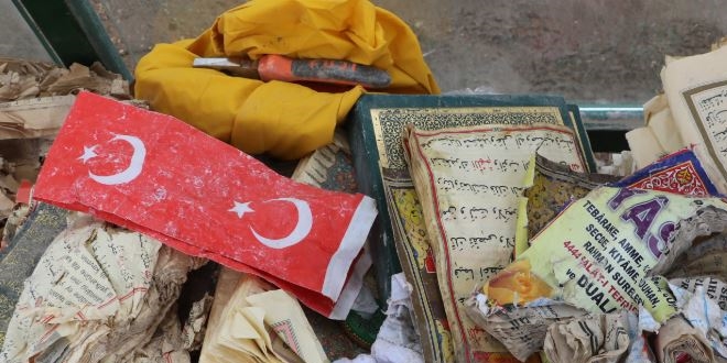 Enkazda Kur'an-ı Kerim ve bayrak hassasiyeti
