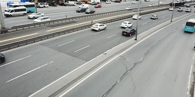 İstanbul E-5 Karayolu'nda çatlaklar oluştu