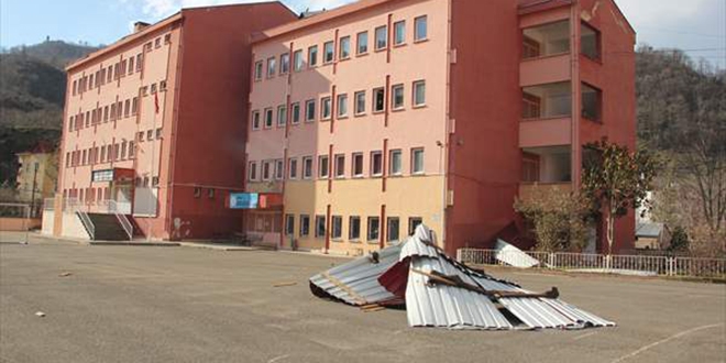 Fırtına nedeniyle çatısı uçan okulda eğitime ara