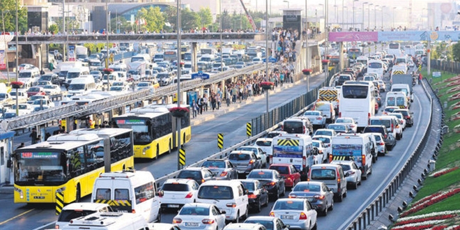Yağışlı hava İstanbul trafiğini kilitledi