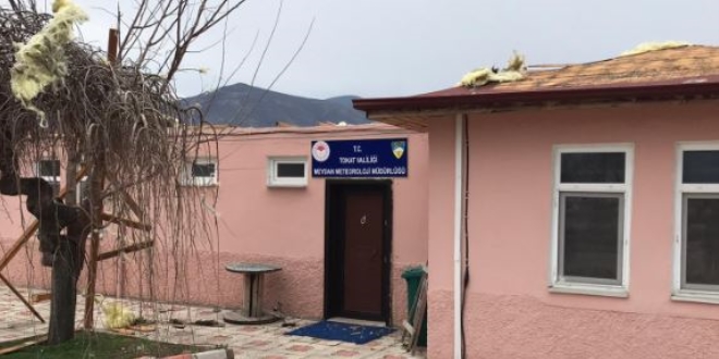 Fırtına meteoroloji binasının çatısını uçurdu