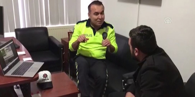 Seyir halinde oyun oynayan şoförün ehliyetine el konuldu