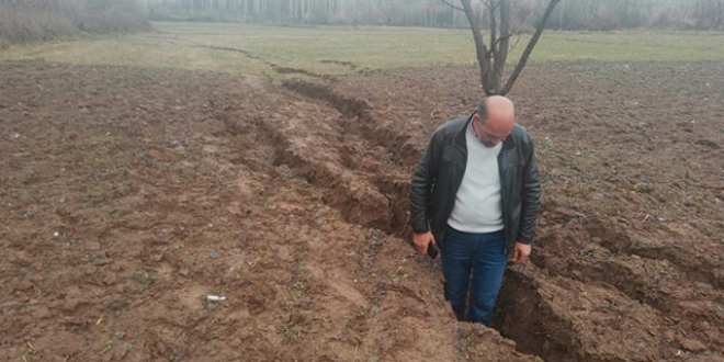 6.8'lik depremden sonra Malatya'da dev yarıklar oluştu