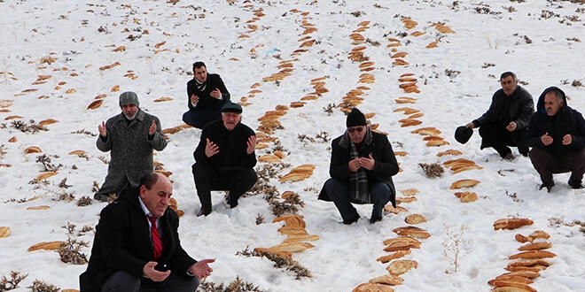 'Kaza bela def olsun' diye doğaya 2001 ekmek bıraktılar