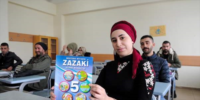 Kayınvalidesi ile konuşabilmek için Zazaca öğreniyor