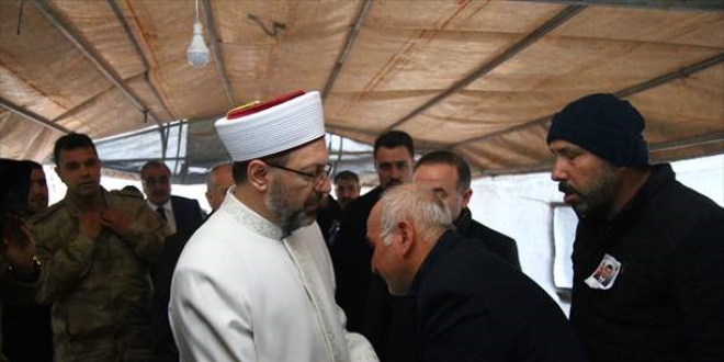 Diyanet İşleri Başkanı Erbaş'tan çığ şehidine taziye ziyareti