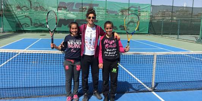 Köyde kısıtlı imkanlarla yaptığı kortla öğrencilerine tenis sevgisi aşıladı